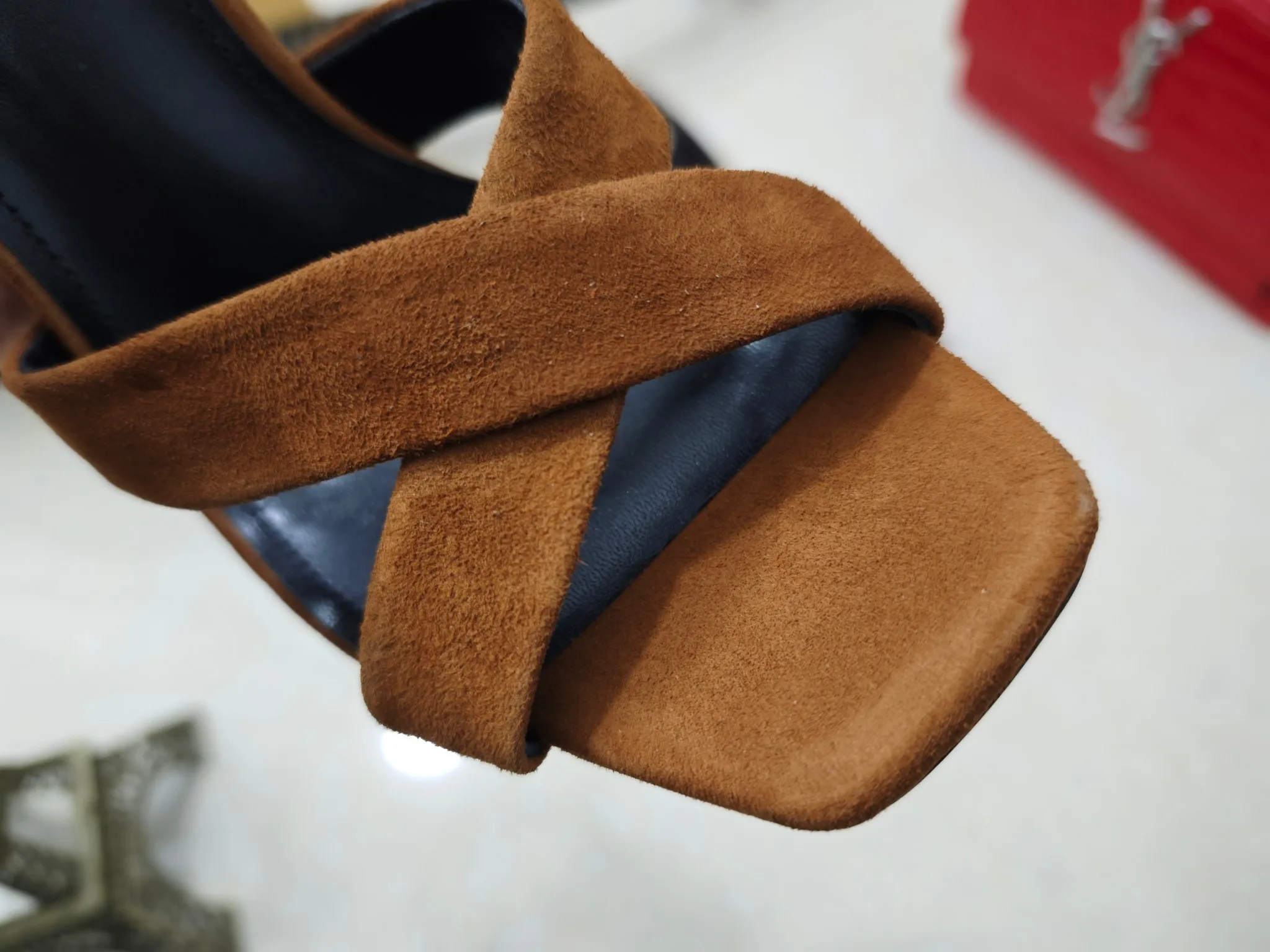 👟👟Ex-factory price 540👟👟【Saint Laurent】Yves Saint Laurent, high-heeled YSL high heels💃2025 early spring counter synchronizes the latest styles, YSL, decoration👠 Classic and high-quality glamorous masterpieces, the hottest autumn and winter series in the counter, with temperament, fashion, classic and attractive design style 😌The effect on the feet is particularly beautiful〰️, the materials are imported from Italy 🇮🇹 calf, imported black sheepskin, lining, and foot pads; sheepskin, stiletto high heels, size 35-41 (34.41.42 must be customized, non-refundable) outsole; imported genuine leather outsole, with full counter packaging